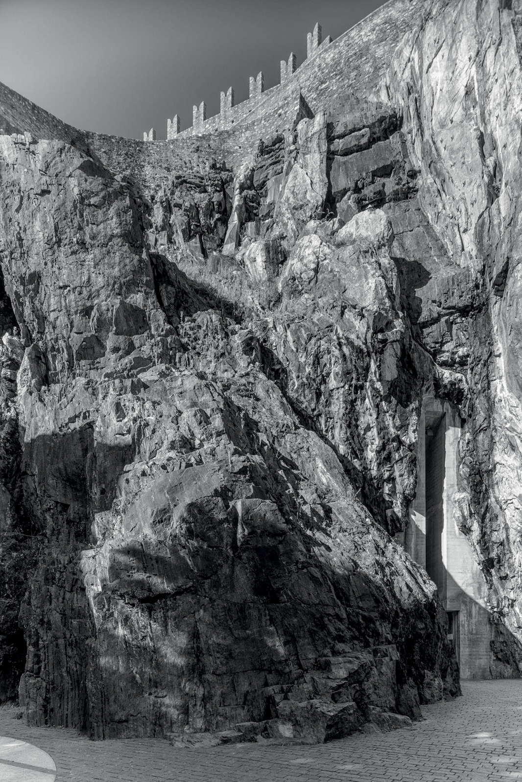 Vista dell’accesso all’ascensore dalla Piazza del Sole.