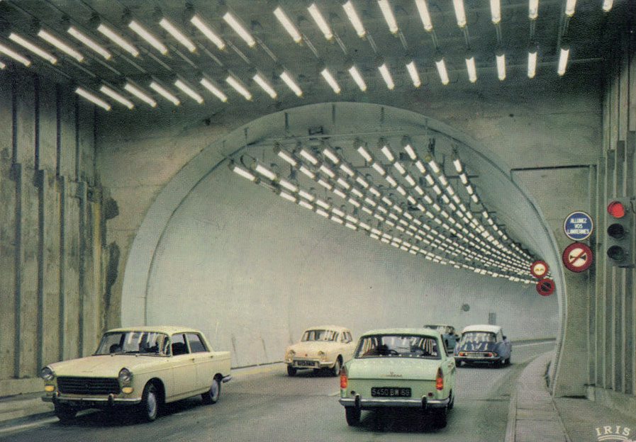 Eclairage de tunnels routiers en Suisse et en France, faisant usage de lampes fluorescentes.