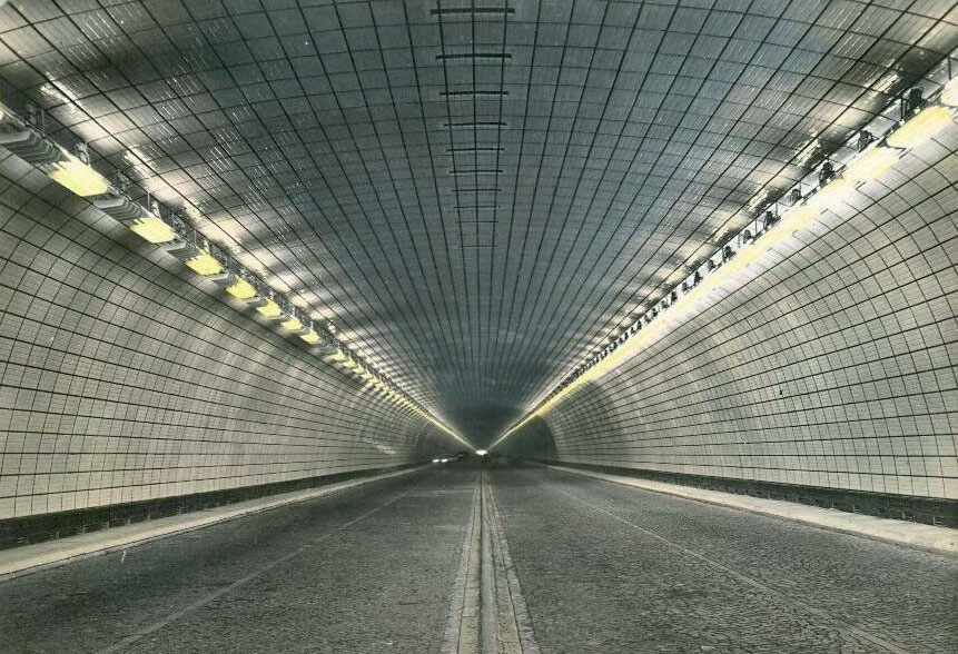 Eclairage de tunnels routiers en Suisse et en France, faisant usage de lampes fluorescentes.