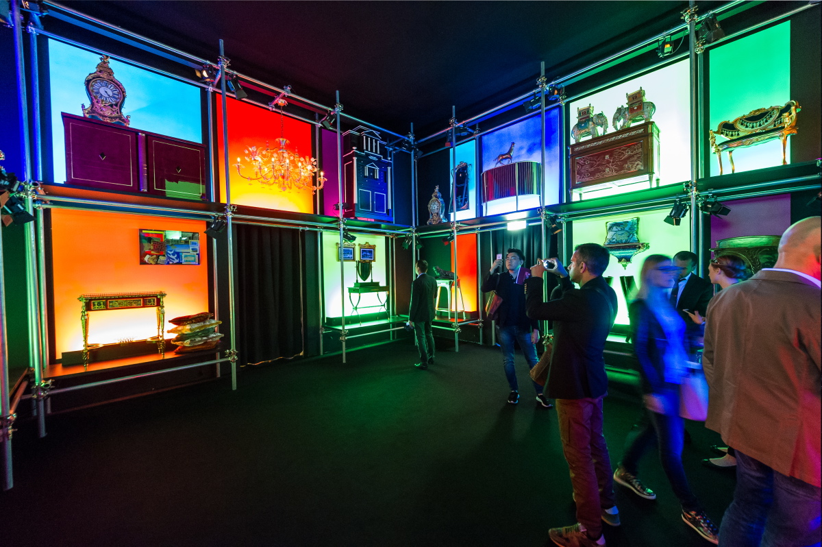 Klassische Möbel, in einer industriellen Gerüststruktur zur Schau gestellt.