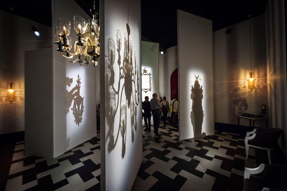 Raum mit kostbaren Leuchtern und einem witzigen Schattenspiel.