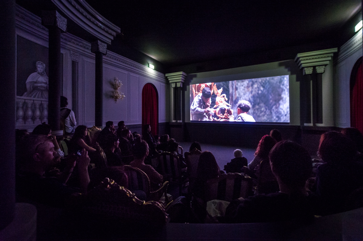 Filmvorführung im stimmungsvollen Theaterraum.