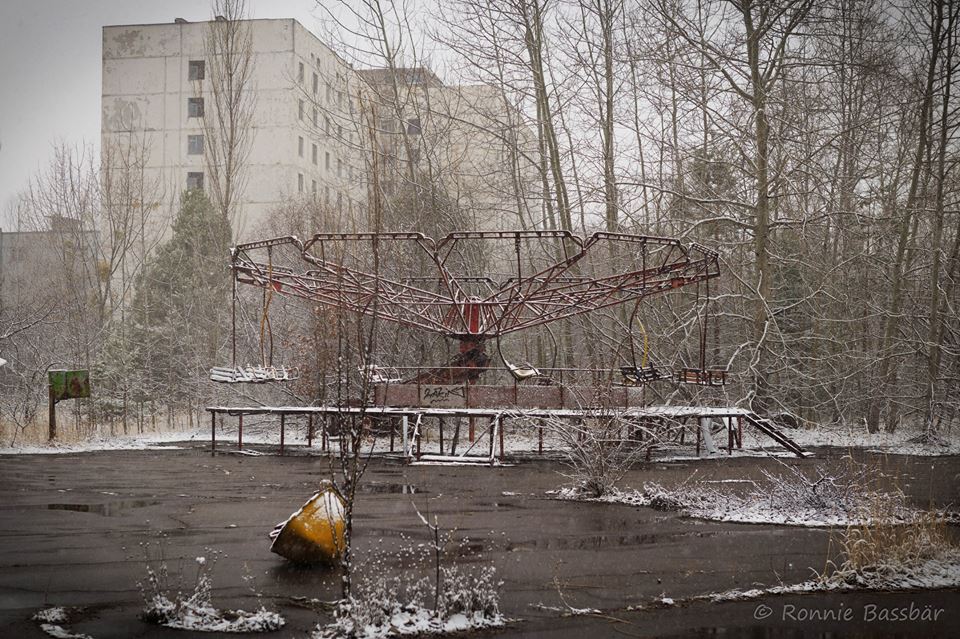 Eines der ikonischen Symbole und verstrahltesten Gebiete der Geisterstadt Pripyat ist der Vergnügungspark. Seine Errichtung war zu Beginn des Jahres 1986 beendet; zu den Feierlichkeiten des 1. Mai hätte das Riesenrad eingeweiht werden sollen. Dem kam aber der Super-GAU zuvor. Am Tag der geplanten Vergnügungspark-Eröffnung war Pripyat bereits eine Sperrzone. (Text: Roland Verant)