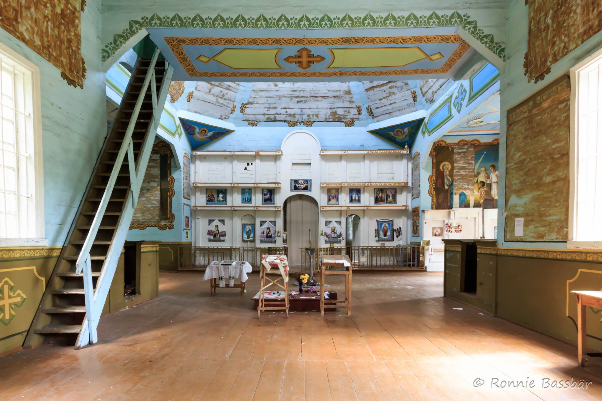 Innenansicht der dem heiligen Michael gewidmeten Holzkirche in Krasne, im Sperrgebiet von Tschernobyl. Das zentrale Element ist wie in orthodoxen Kirchen üblich eine Ikonostase. Sie trennt das Hauptschiff der Kirche von der Absis. Klassisch sind die drei Türen: Das heilige Tor in der Mitte, die Nord- und Südtür daneben. (Text: Roland Verant)