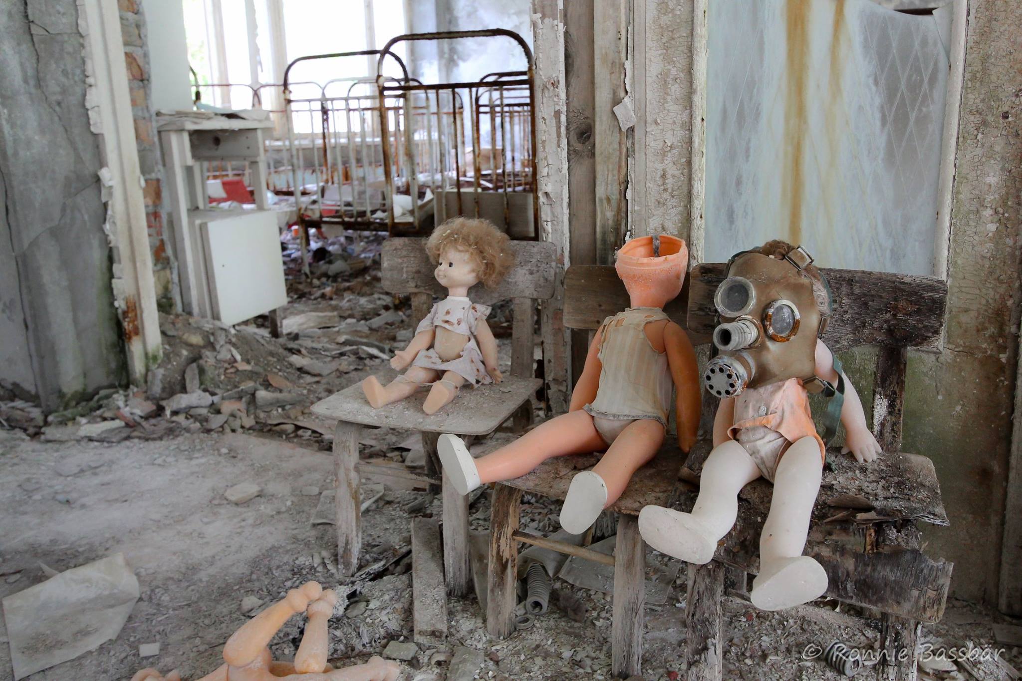 Bei einem Streifzug durch die verlassenen Kindergärten der Sperrzone stolpert man manchmal über Szenerien wie diese: verlassene Puppen, die ganz offensichtlich extra für ein besonders dramatisches Bild so angeordnet wurden. (Text: Roland Verant)