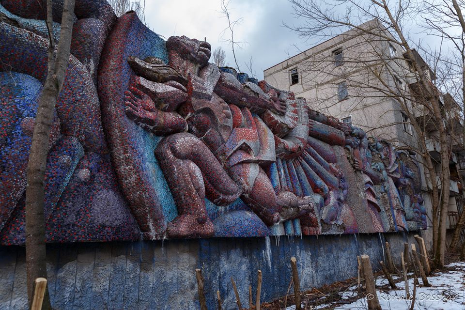 Das dritte monumentale Mosaikrelief des ukrainischen Künstlers Ivan S. Litovchenko im Lenin Boulevard in Pripyat: «до світла» – «zum Licht», beendet im Jahr 1977. Wie der Rest von Litovchenkos Kunst in Pripyat ist dieses Kunstwerk eine Materialisierung des überzeugt optimistischen Ausblicks der Stadt auf ihre eigene Zukunft. (Text: Roland Verant)