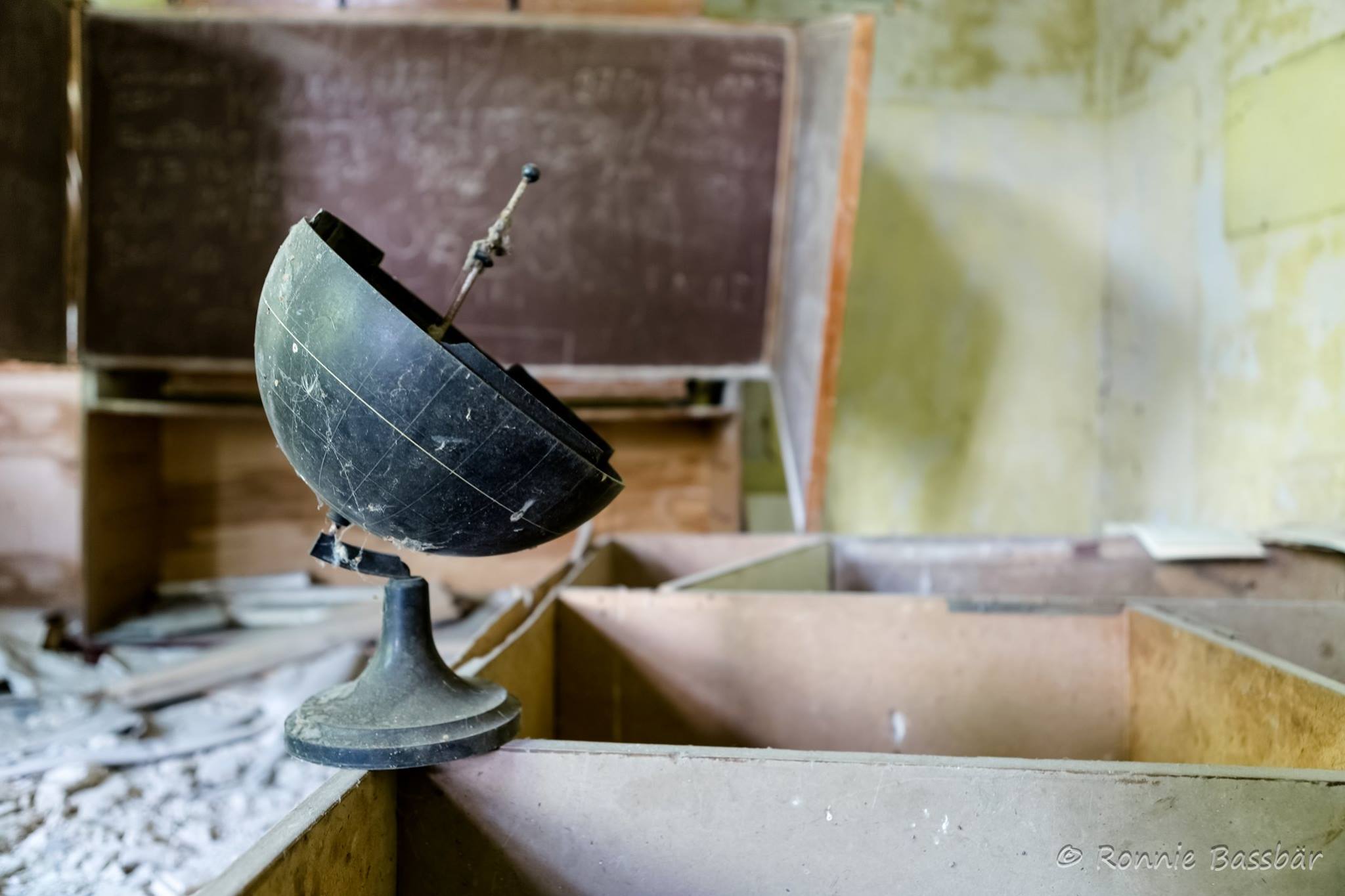 Klaudziya Varenets, eine Lehrerin aus Ostrogliady, 25 km vom Reaktor entfernt: «Ich werde nie den Moment am Morgen nach der Katastrophe vergessen, als ich das Fenster öffnete und absolut gar nichts hörte. Keine Geräusche, kein Summen der Bienen oder Zwitschern der Vögel. Jedes Jahr um diese Zeit gab es ein Sportturnier für Kinder. Am Sonntag kamen also alle Kinder zum Stadion. Sie hatten Nasenbluten und wurden bewusstlos. Wir dachten, es sei wegen der Hitze.» (Text: Roland Verant)