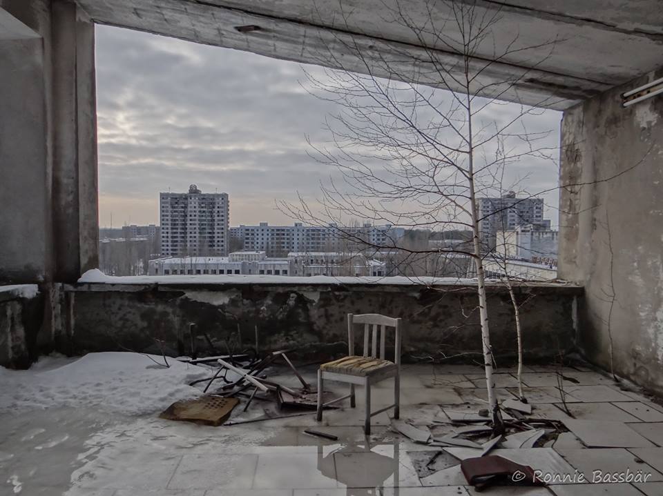 Wer sich für Tschernobyl oder Pripyat interessiert, kennt dieses Bild. Wie mein Touristenführer sagte: «Oh, jeder will die Birke sehen.» Ich stolperte erst kürzlich wieder über dieses Foto und fand es wert, es zu zeigen, da der Baum nicht mehr da ist. Wie viele andere bekannte Gegenstände und Orte der Sperrzone ist er dem gnadenlosen Zahn der Zeit zum Opfer gefallen und wurde schliesslich durch starke Winde umgeworfen. (Text: Roland Verant)