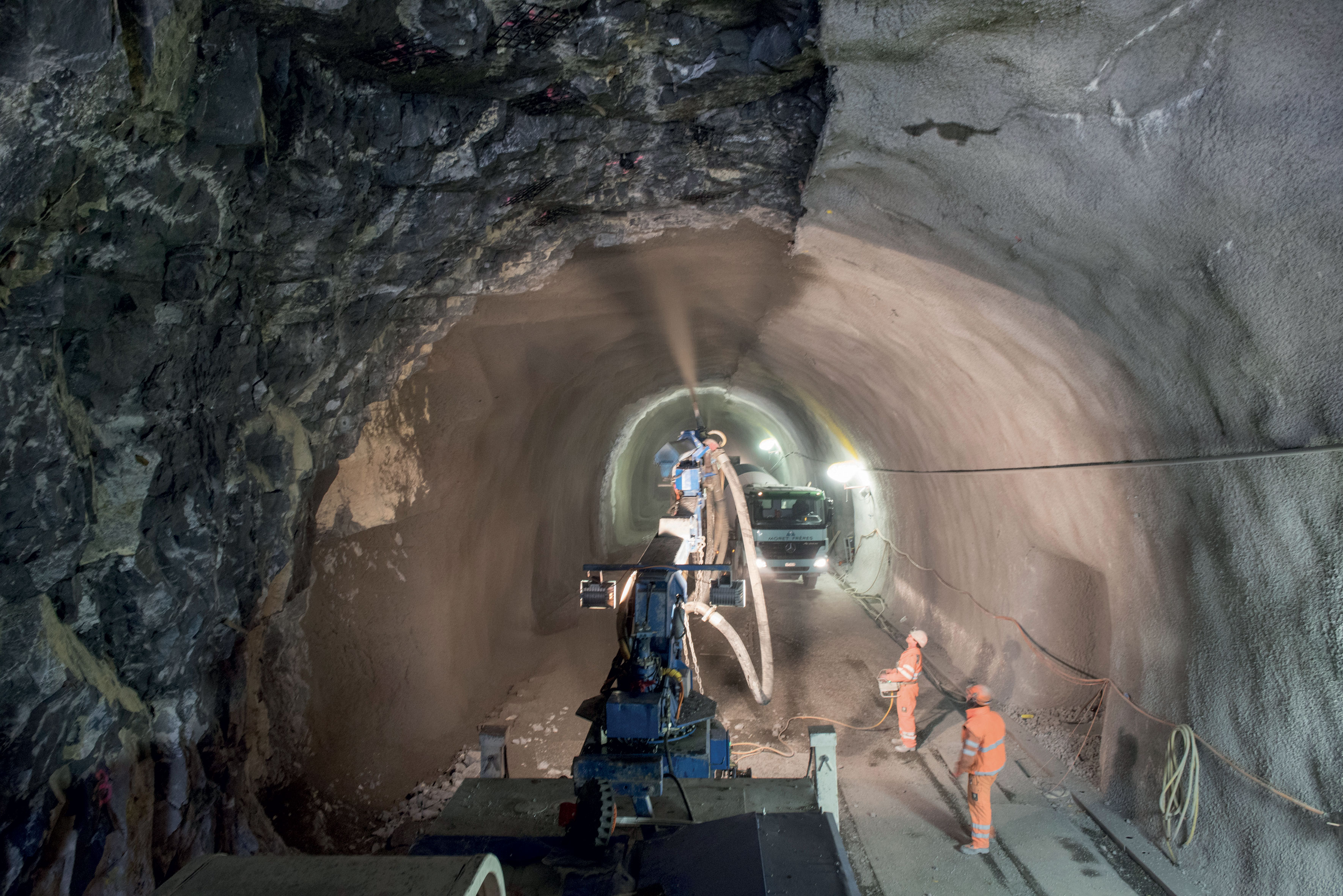 Mise en place de béton projeté en calotte après le tir