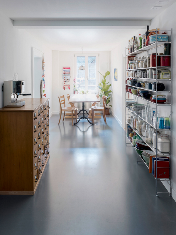 Parallel zum einstigen Korridor ist in den ehemaligen Küchen Platz für ein Ess- oder Wohnzimmer.