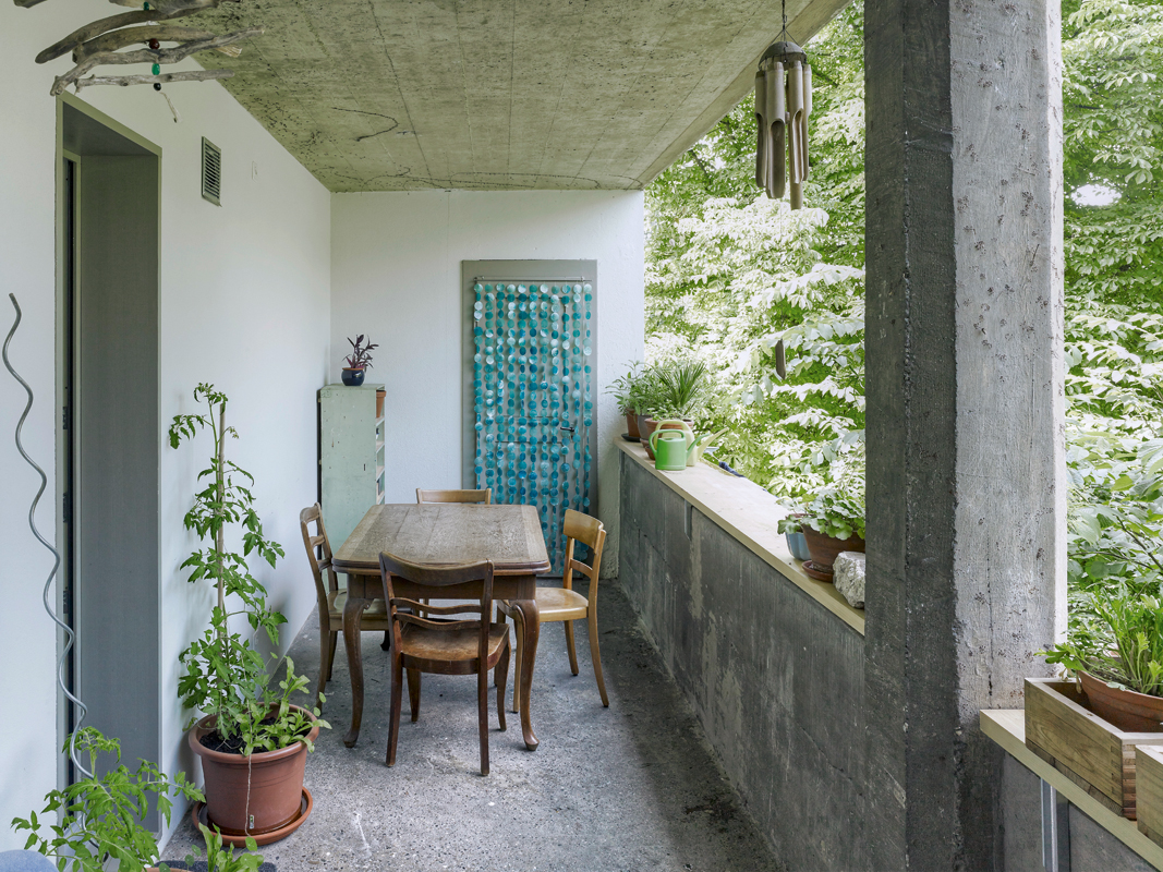 Der Laubengang bietet rauen Beton und einen attraktiven Aussenraum.