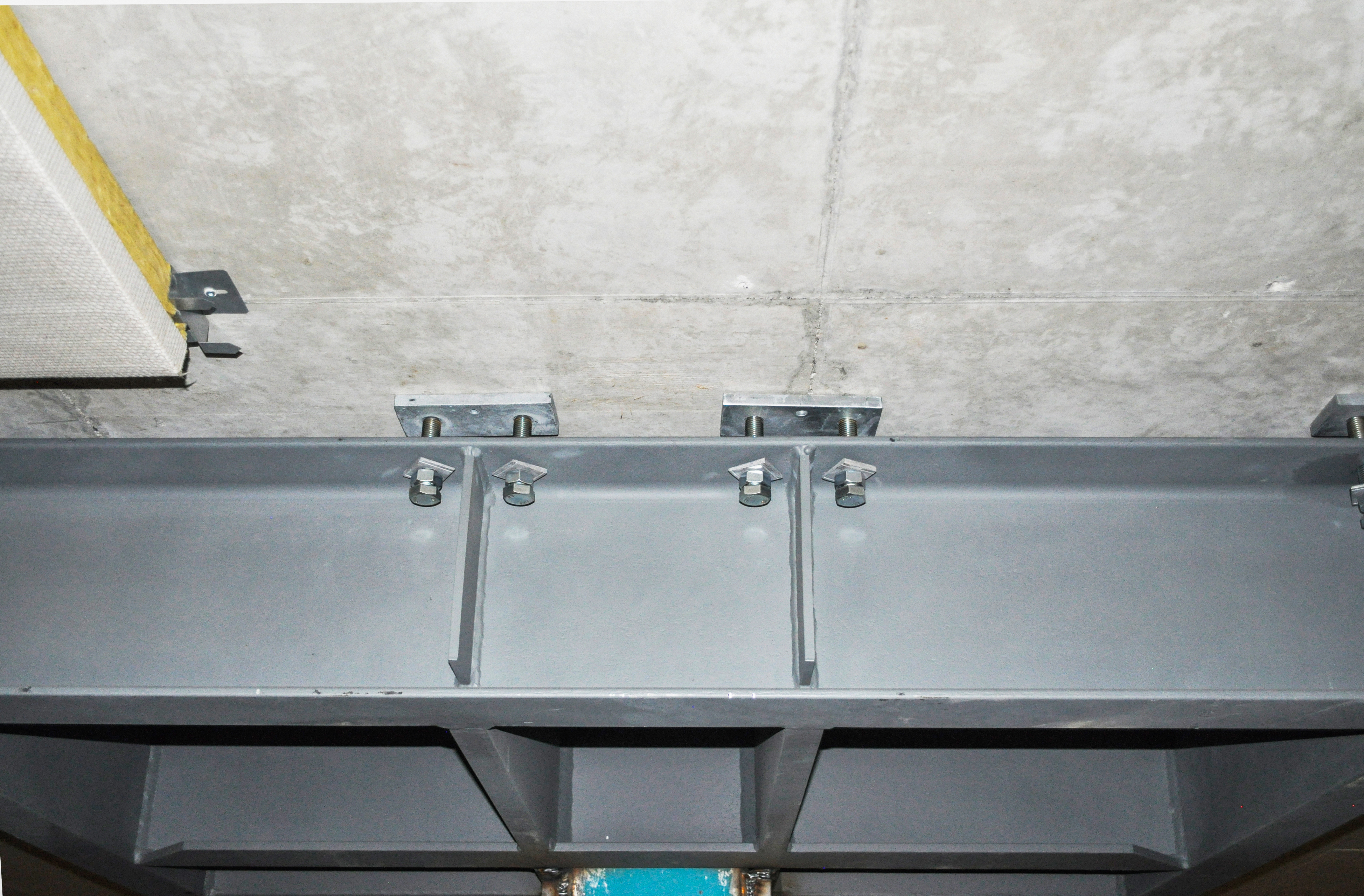 Verfahren zur Vorspannung des Stahlpilzes: mit Schrauben entlang des Randträgers. Seltener sind die ergänzten Pilzabstützungen am Stützenfuss, die aufgepresst und unterfüttert werden.