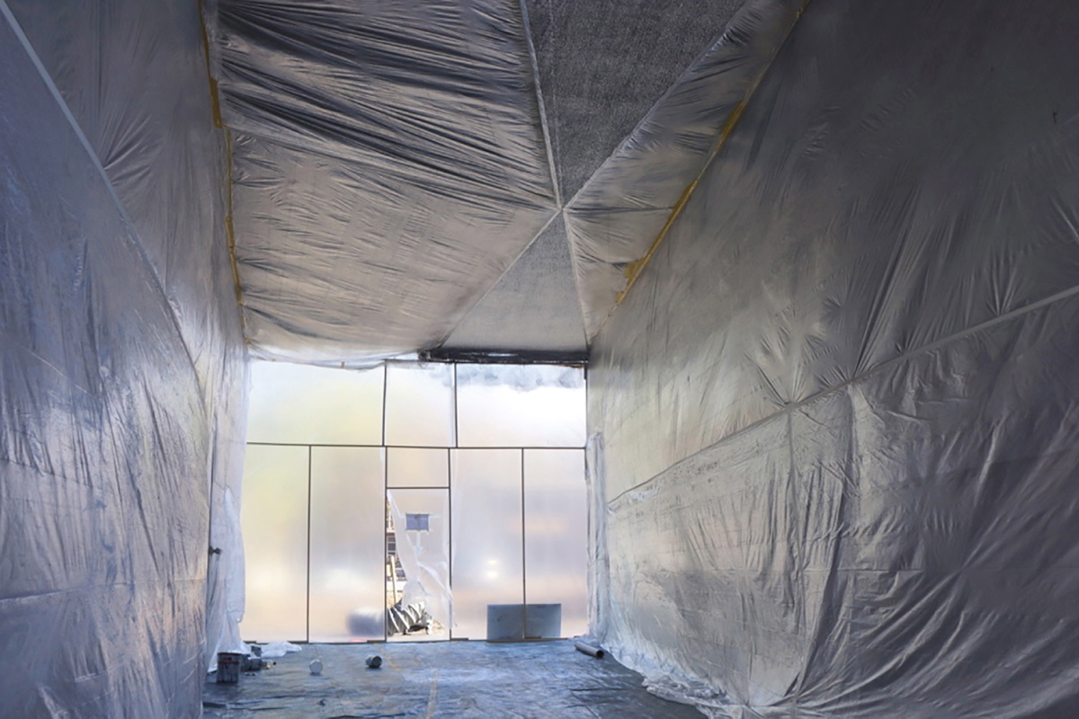 Die Durchgänge in der Überbauung «Am Grienbach» mussten für die Lackierarbeiten sorgfältig abgedeckt werden.