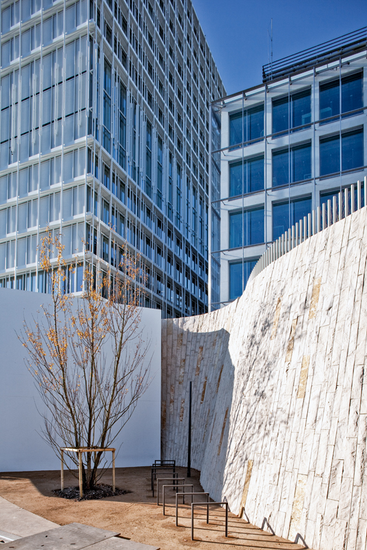 Beiger Kalkstein aus Süddeutschland verleiht den ­geschwungenen Betonmauern eine angenehme Wärme.