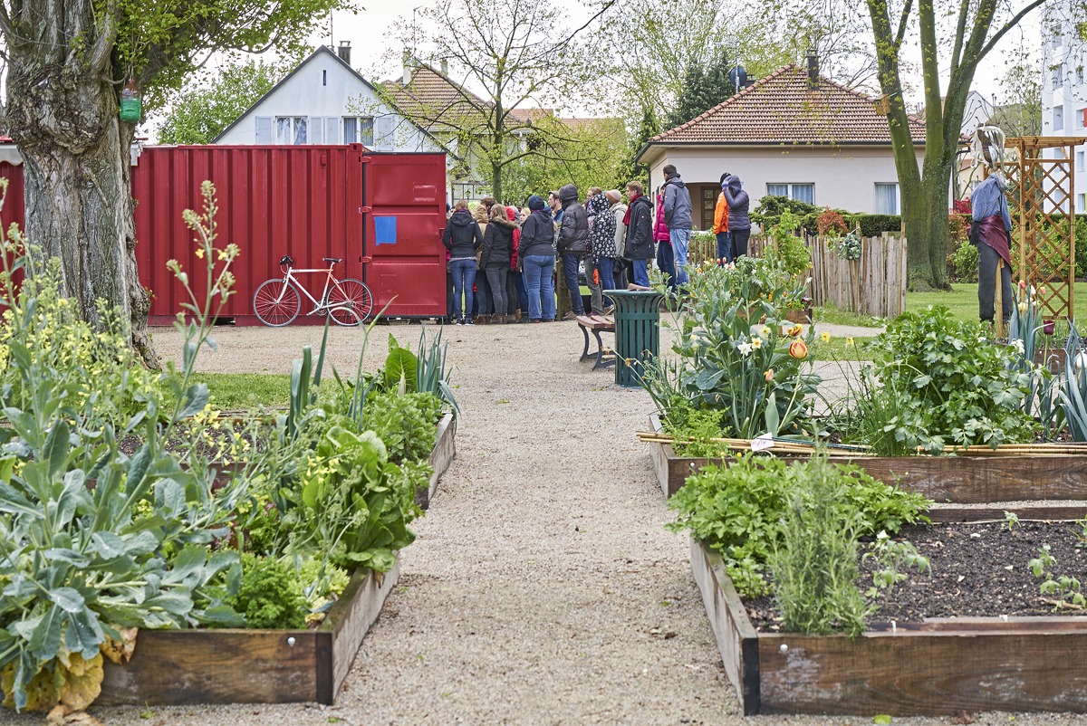 Das «KIT» ist ein «Planungsinstrument», das ein Zusammenschluss verschiedener Stadtgärtnereien gemeinsam mit dem privaten Schweizer Büro Bryum entwickelt hat. Ziel ist es, Hinweise für die künftige Ausgestaltung von Freiräumen aus erster Hand zu erhalten. Bereits bei der Gestaltung des Inhalts der «temporären Freiraumkiste» ist die Bevölkerung des betreffenden Quartiers involviert.