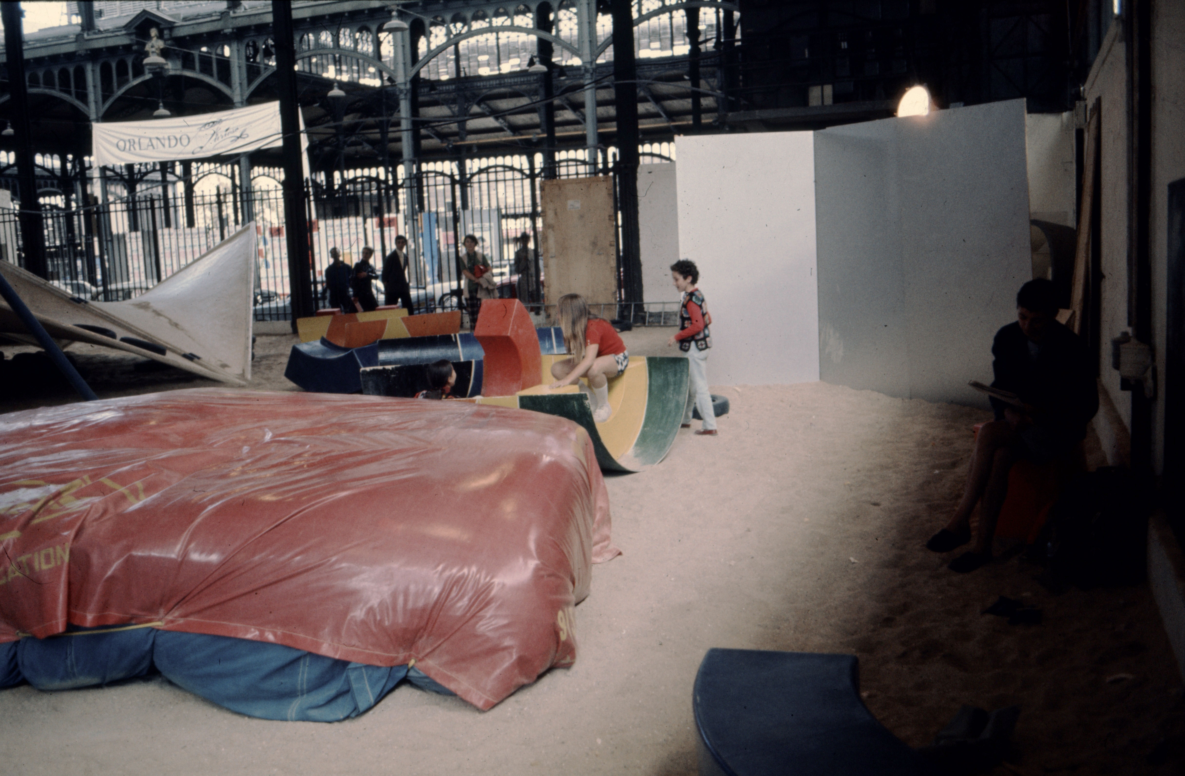 Place et aire de jeu au pavillon Baltard