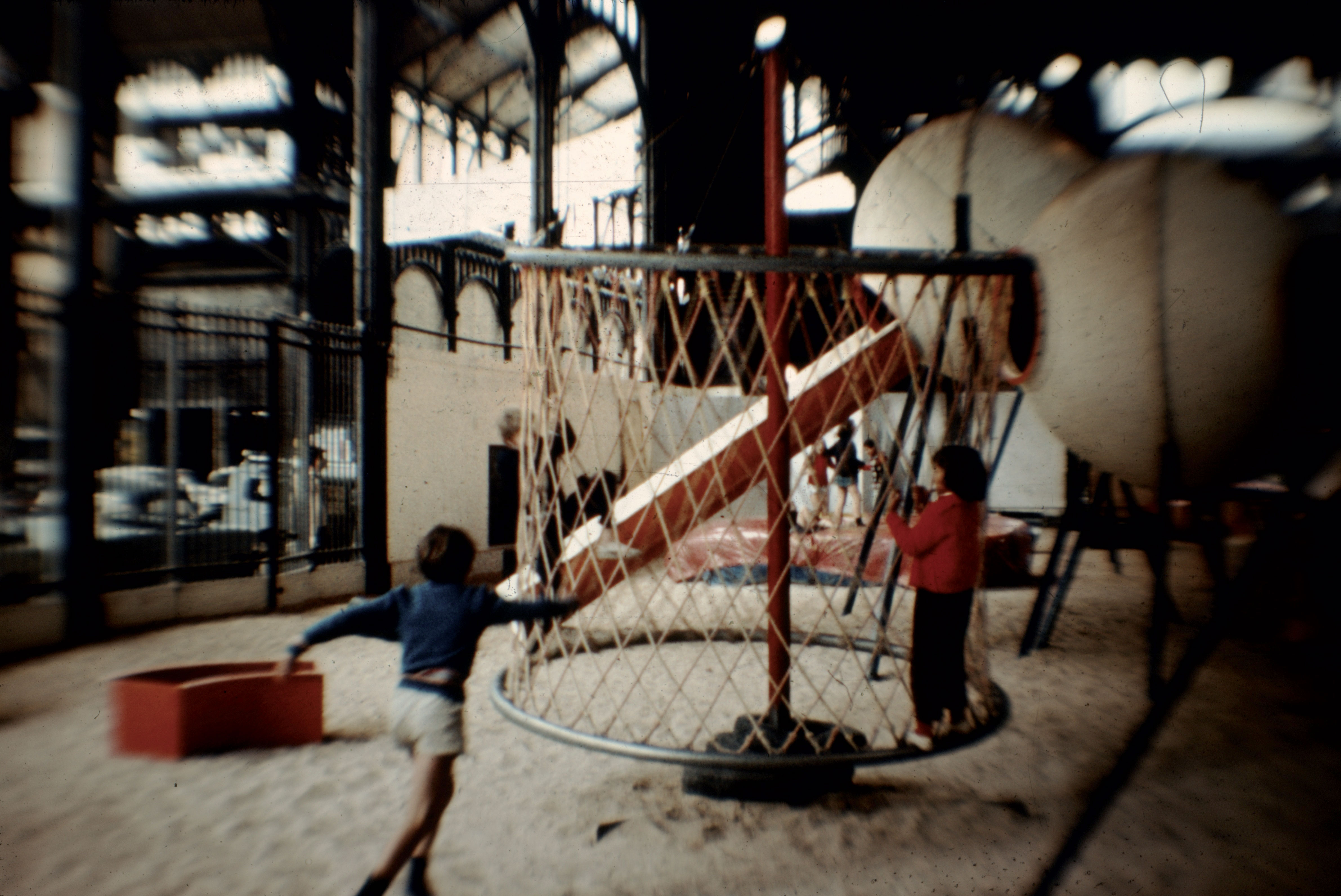 Place et aire de jeu au pavillon Baltard