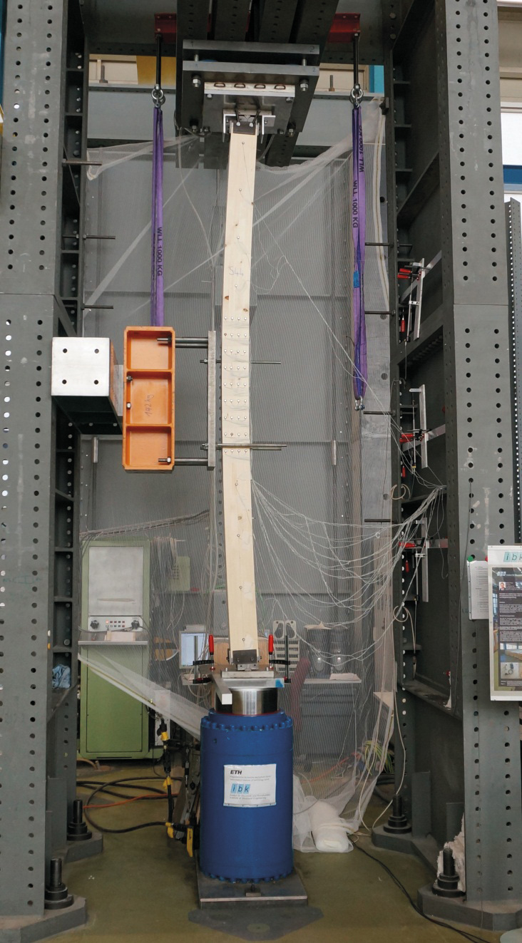 Essai de flambage sur un poteau en lamellé collé à l’EPFZ (photo ETH Zürich, Institut für Baustatik und Konstruktion)