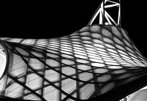 Ein weiteres Beispiel einer statisch unbestimmten, als Gitterschalen ausgebildeten Freiformfläche: Centre Pompidou in Metz von Shigeru Ban (2010).