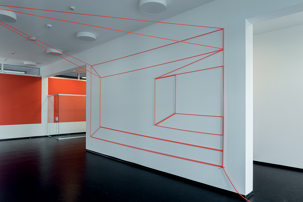 Installazione artistica di Alex Dorici nell'atrio.