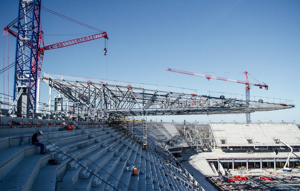 Blick auf ein Element der Stahlkonstruktion für das auskragende Stadiondach. Das Dach hat ein Gefälle von 7°.
