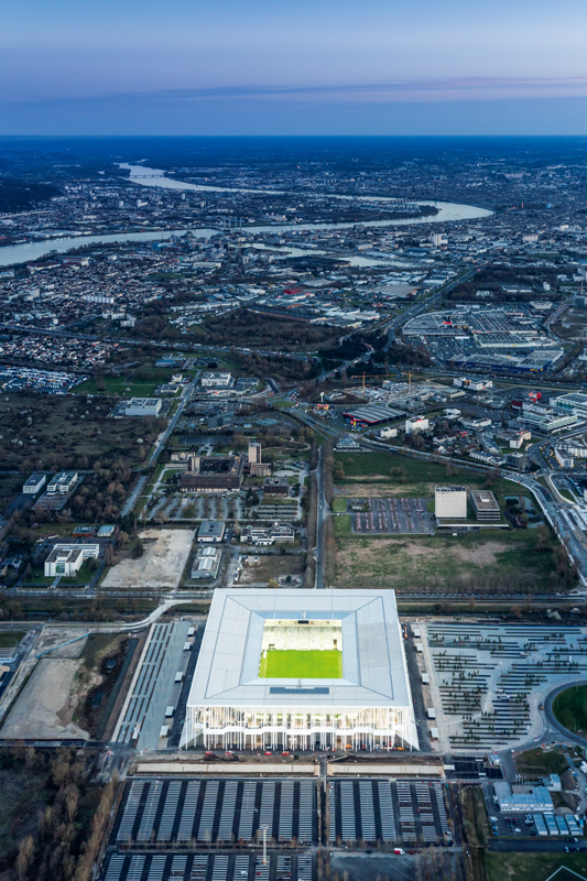 Das Stadion am Stadtrand von Bordeaux ist als neuer Blickfang schon von Weitem sichtbar.
