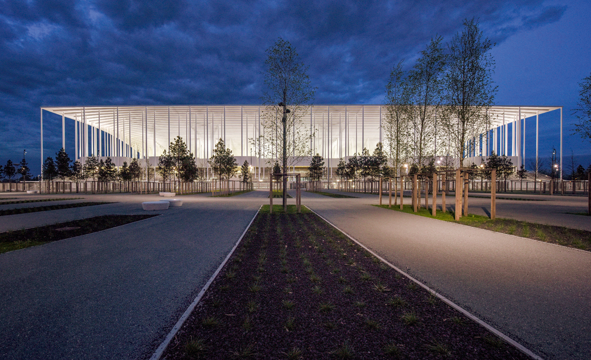 Das illuminierte Stadion bei Nacht.