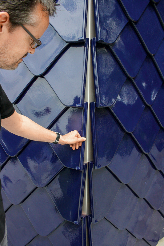 Daniel Hunkeler lenkt den Blick auf ein Detail der Kindergartenfassade,