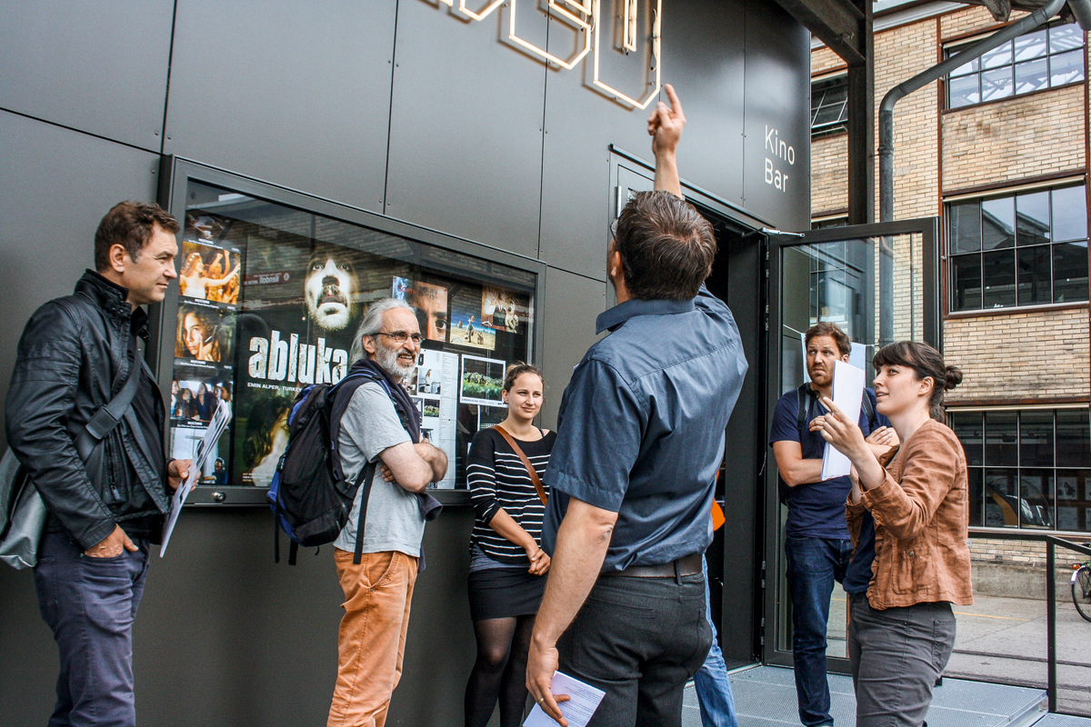 während Mikko Lange (Mitte) und Corinne Hürlimann (rechts) vom Büro Architekten-­Kollektiv in Winterthur ihr Konzept fürs neue Kino «Cameo» erläutern.