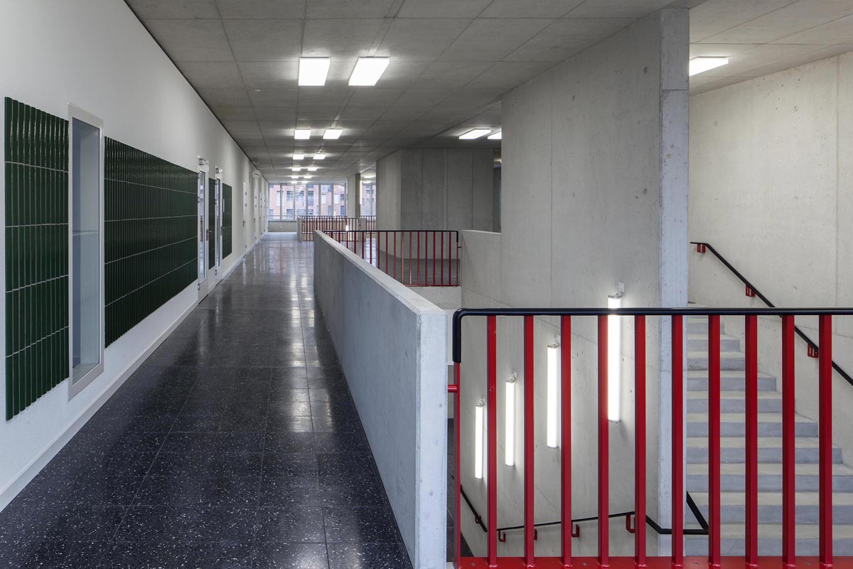 Grosses Treppenhaus: Durch den Einbau zusätzlicher Treppen müssen sämtliche Flure und Zwischenbereiche nicht mehr als Fluchtwege nutzbar sein und können stattdessen flexibel möbliert und aktiv für den Unterricht genutzt werden.