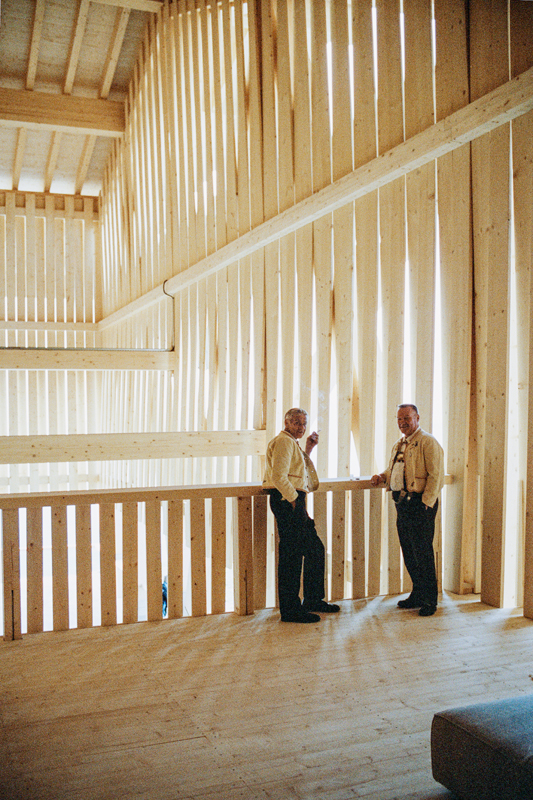 Die Fassade des Tenns zwischen Seilbahn und Restaurant wirkt wie geflochten.
