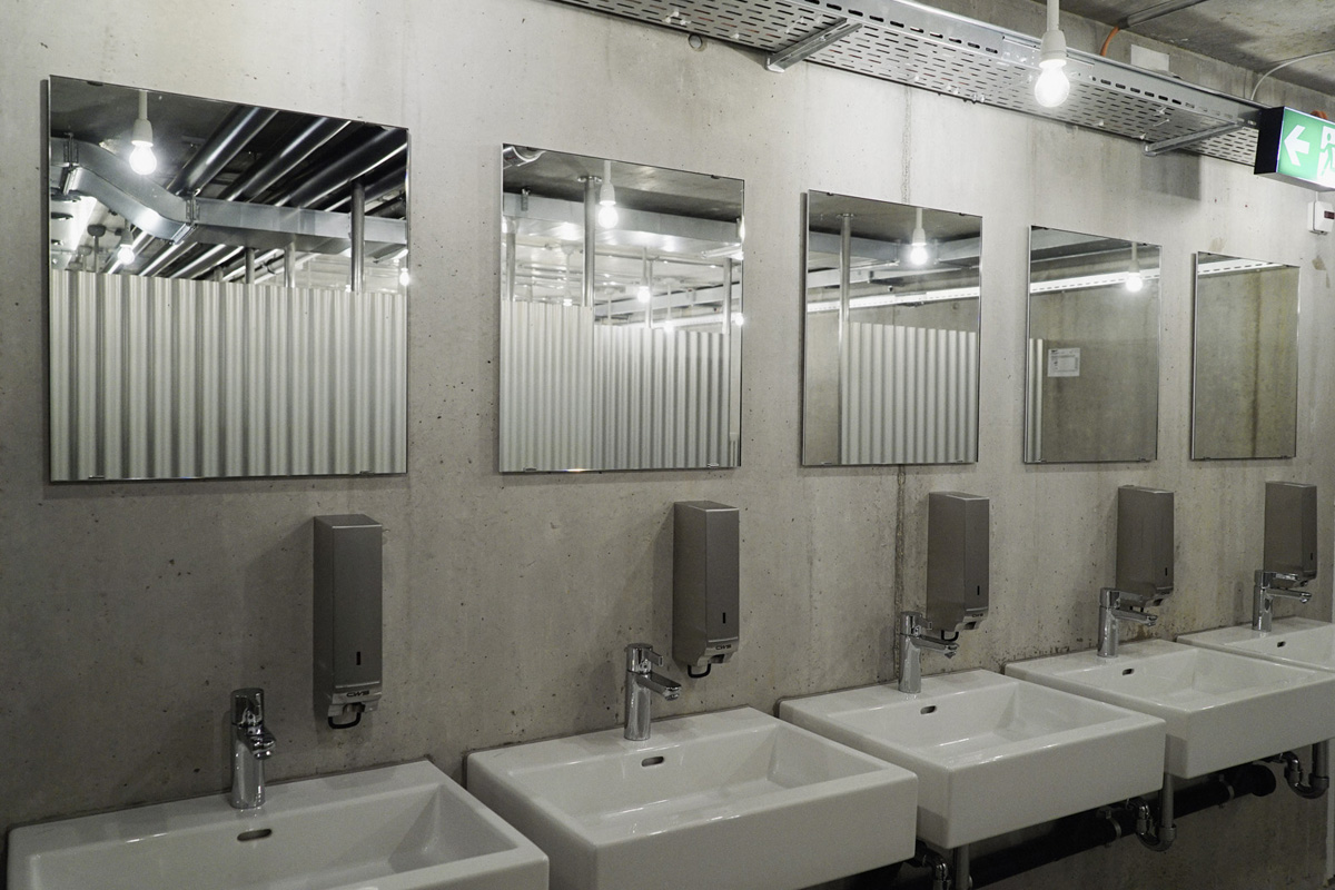 Die «Unter­welt» wurde bewusst als Gegenstück zum Restaurant und zum Tenn inszeniert, mit Sichtbeton und sichtbaren Leitungen.