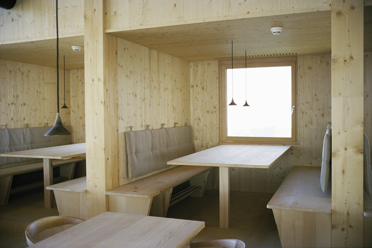 Das eigentliche Schmuckstück der Bergstation: je sechs Nischen, die gegenüber dem Hauptsaal leicht erhöht und ebenfalls aus dem gleichen Holz ausgestattet sind. Sie bieten Platz für jeweils acht bis zehn Personen.