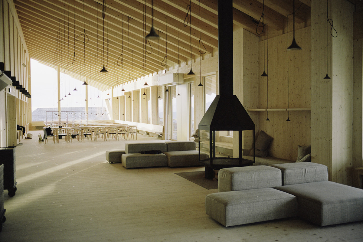 Sowohl innen als auch aussen kommt Fichtenholz zur Anwendung. Im Innern schafft es in dem ­grossen und relativ einheitlichen Raum eine intime Atmo­sphäre.