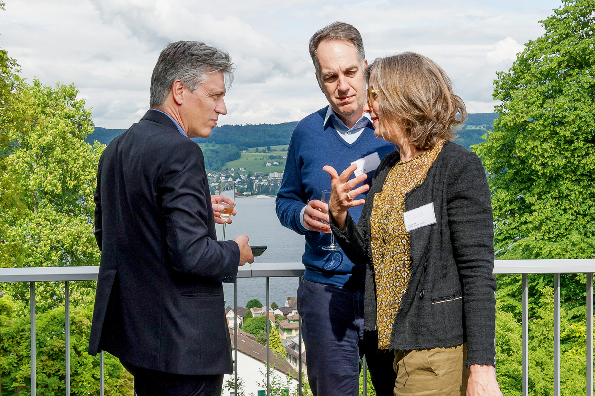 SIA-Vorstand Gabriele Guscetti mit Yves Tournier und Vorstand Ariane Widmer Pham (v. l. n. r.).