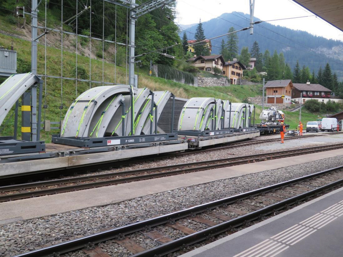 Bauablauf der Normalbauweise 10: Die Betonfertigteile der neuen Gewölbesicherung stehen parat. Bauablauf der Normalbauweise 10: Die Betonfertigteile der neuen Gewölbesicherung stehen parat.