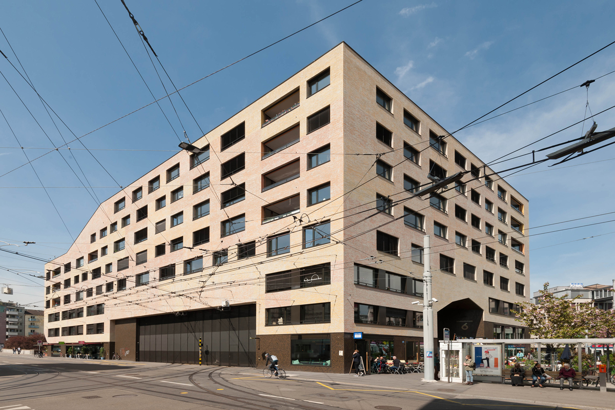 Wohn- und Gewerbesiedlung Kalkbreite, Zürich Architektur: Müller Sigrist Architekten AG, Zürich; Bauherrschaft: Genossenschaft Kalkbreite, Zürich In der Wohn- und Gewerbeüberbauung Kalkbreite spiegelt sich die ganze Palette des urbanen Zusammenlebens in der Architektur. Entstanden ist ein Gebäude, das als Grossform einen ganzen Strassenblock umfasst und unter seinem Dach ein Füllhorn an Nutzungen aufnimmt. Sogar eine Abstellhalle für Trams musste in das Programm integriert werden. Die Jury ist begei