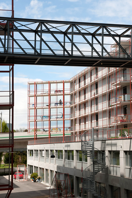 Zwicky Süd, Dübendorf Architektur: Schneider Studer Primas Architekten GmbH, Zürich; Bauherrschaft: Kraftwerk 1, Pensimo, Swiss Life c/o Senn Resources AG, St. Gallen Der Agglomeration eilt ein schlechter Ruf voraus, und allzu oft werden die Klischees bestätigt. Dass Architektur und Städtebau eine Antwort auf ganz aktuelle Fragen der Urbanisierung ausserhalb der Kernstädte liefern können, zeigt die Überbauung Zwicky Süd auf mustergültige Weise. Die Jury lobt ausdrücklich die mutige architektonisc