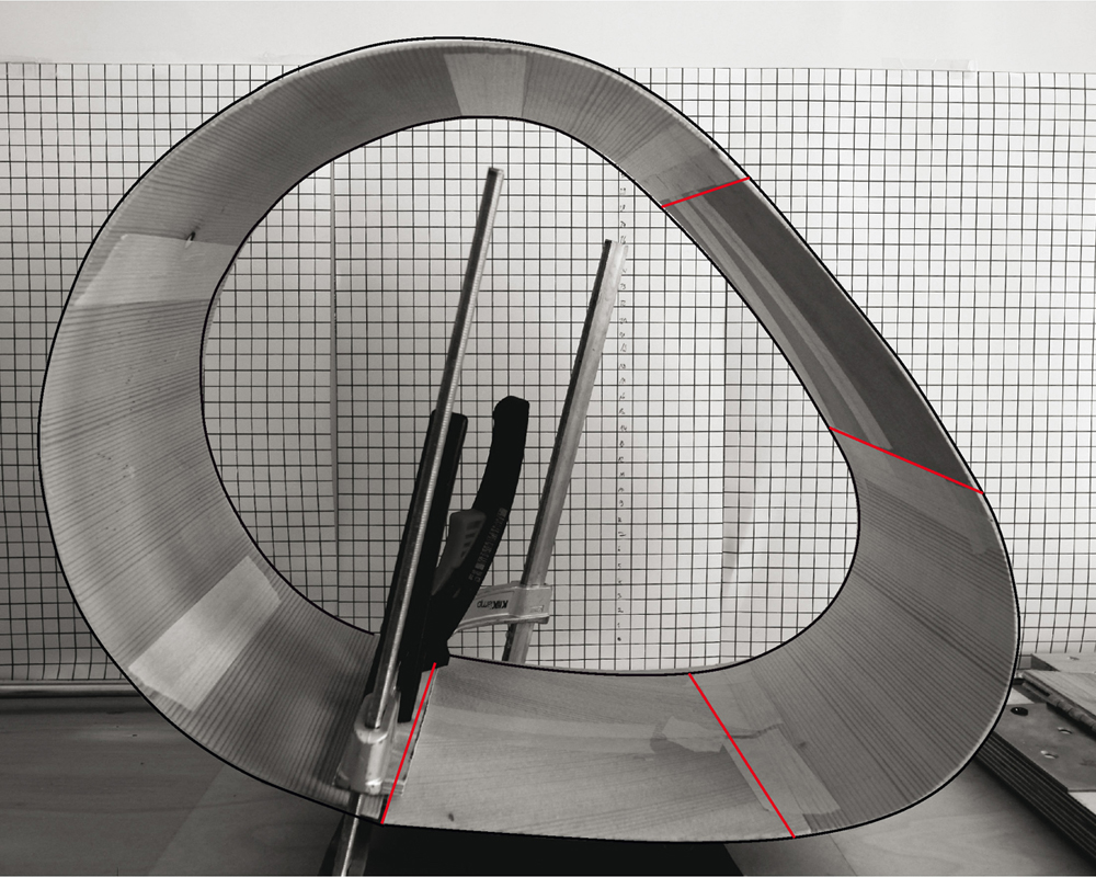 Die Form aus unterschiedlichen Biege­radien stellt sich beim Zusammenfügen automatisch ein, weil die Fasern der einzelnen Furnierschichtplatten unterschiedlich gerichtet sind.
