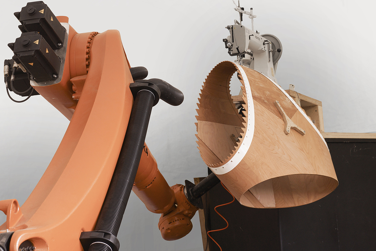 Fertigung der Dachsegmente mit Industrieroboter und -nähmaschine.