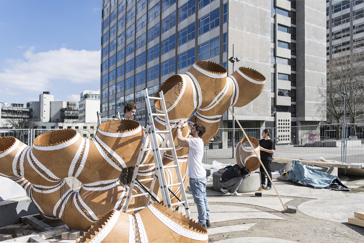 Die Teilnehmenden des itech-Masterprogramms montieren die von ihnen entwickelten Dachsegmente vor Ort.