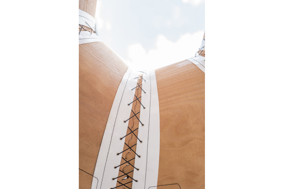 Detail der Schale. Membranstreifen dienen als Verbindungselemente zwischen den Segmenten. Kevlarschnüre übertragen die Zugkräfte zwischen den einzelnen Segmenten.