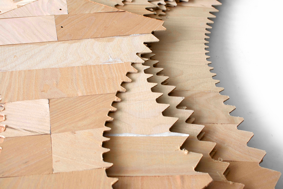 Als Ausgangswerkstoff dienten dünne Furnierstreifen, die zu ebenen, individuell gefertigten 3 bis 5 mm dicken Sperrholzplatten laminiert wurden.