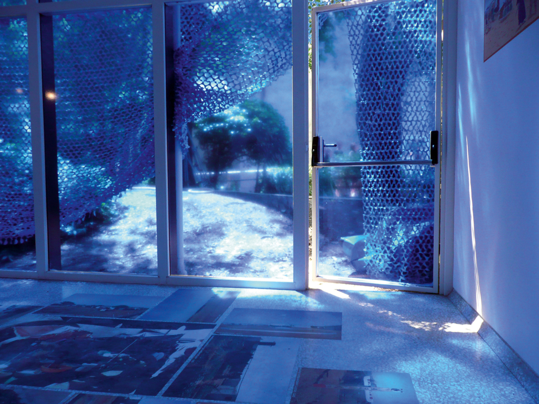 Niederlande: An hunderten von Orten weltweit sind UNO-Friedenstruppen stationiert. In geisterhaft blaues Licht getaucht, zeigt die Ausstellung Chancen und Herausforderungen im Land der Tuareg, die wegen ihrer indigofarbenen Kleider auch «blue men» genannt werden.