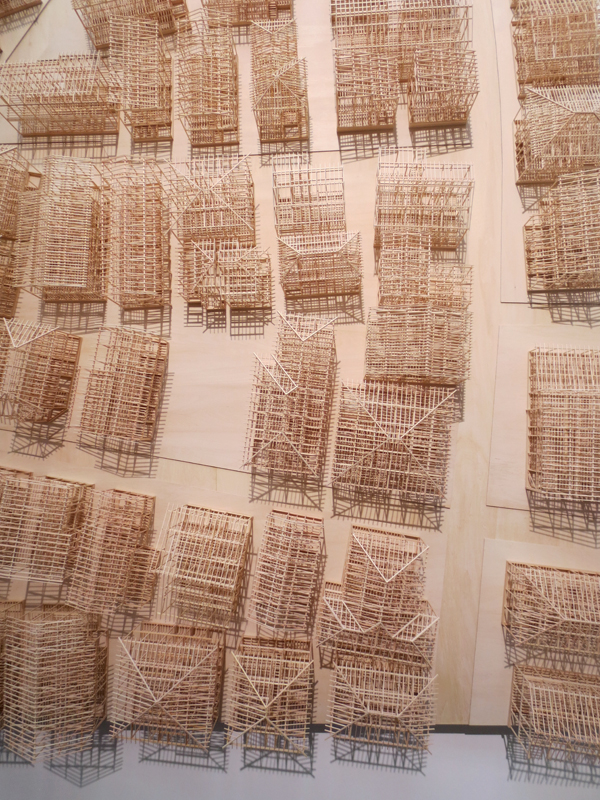 Die japanische Gesellschaft befindet sich an einem Wendepunkt: Arbeitslose Jugendliche und wachsende Armut gehören nach dem wirtschaftlichen Wohlstand heute zum Alltag. Die Kuratoren fragen danach, wie sich die Architektur den neuen Verhältnissen anpassen wird.