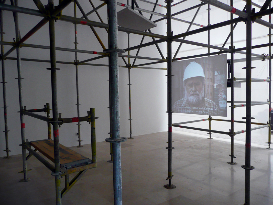 Polen: Sind faire Arbeitsbedingungen auf einer Grossbaustelle eine Ausnahme? Während die Besucher im polnischen Pavillon auf Baugerüsten sitzen, erzählen Bauarbeiter im Film über ihren Arbeitsalltag. Im Gegensatz zu «Fair Trade» bei Konsumprodukten ist «Fair Work» auf Baustellen kein Thema.