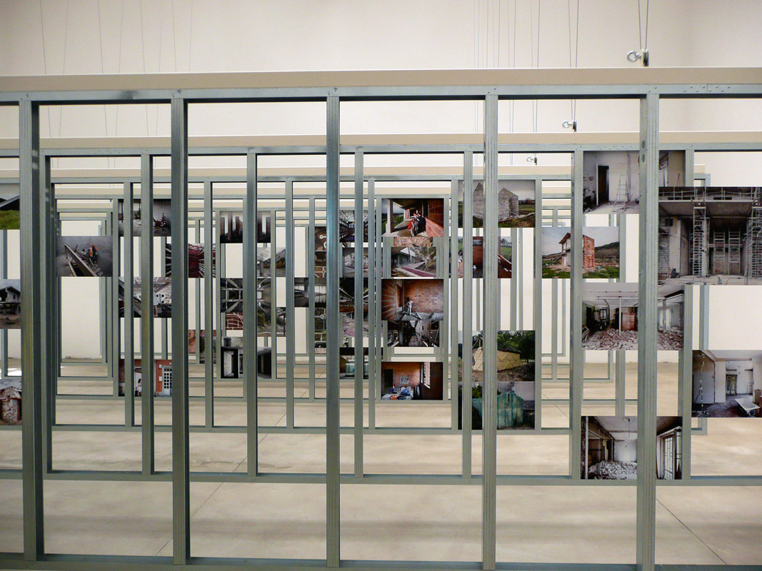 In Spanien ist vieles, das während der Hochkonjunktur gebaut wurde, nie fertig geworden. Überall gibt es moderne Bauruinen. Die Kuratoren Inaqui Carnicero und Carlos Quintans meinen, die Ökonomiekrise habe die Architektur in Spanien radikaler gemacht. Für ihren Beitrag wurden sie mit dem Goldenen Löwen 2016 ausgezeichnet.