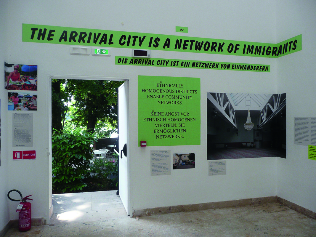 Deutschland: «Making Heimat» thematisiert die Frage, wie die Integration von Flüchtlingen und Migranten gelingen kann. Die Ausstellung zeigt Fotos von Bauprojekten, die aus Problemvierteln Orte der Toleranz machen. Der Grundtenor der Ausstellung bleibt trotz Flüchtlingskrise optimistisch: Heimat ist da, wo man sich zu Hause fühlt.