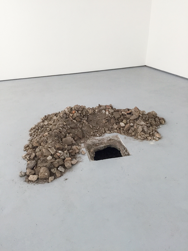 Uruguay: Die mit einfachen Mitteln realisierte Ausstellung «Reboot» thematisiert Architektur in Extremsituationen. Ein Loch im Pavillonboden, aus dem die Erde ausgehoben wurde, erinnert an eine Gruppe des Liberacion Nacional Tupamaros, die Ende der 1960er-Jahre mitten in Montevideo im Untergrund ein verstecktes Raumsystem baute.