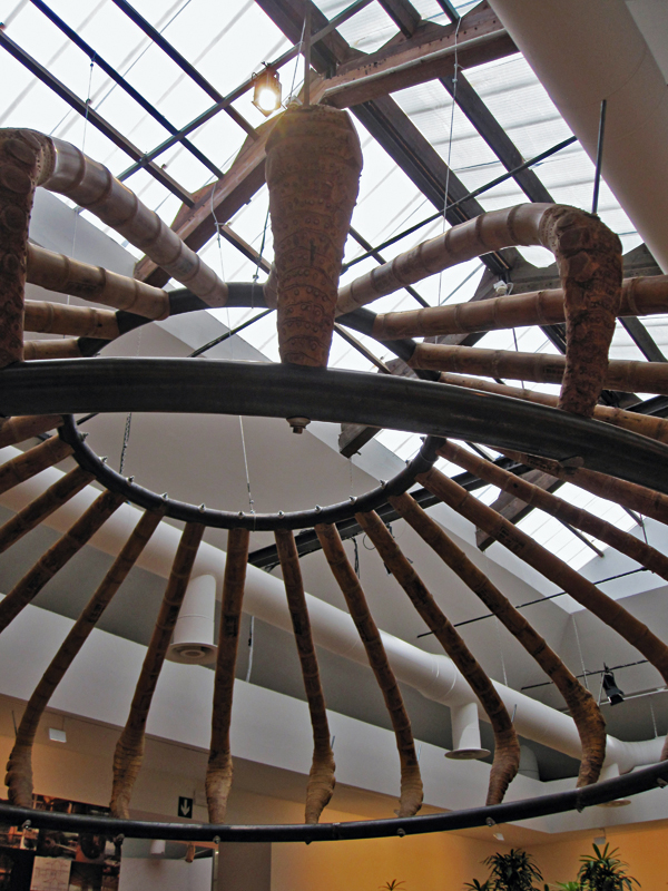 Simón Vélez: Eine Skulptur aus gigantischen Bambuswurzeln zeugt von der Kraft der Pflanze. Vélez wurde für seine Arbeit mit dem Goldenen Löwen ausgezeichnet.